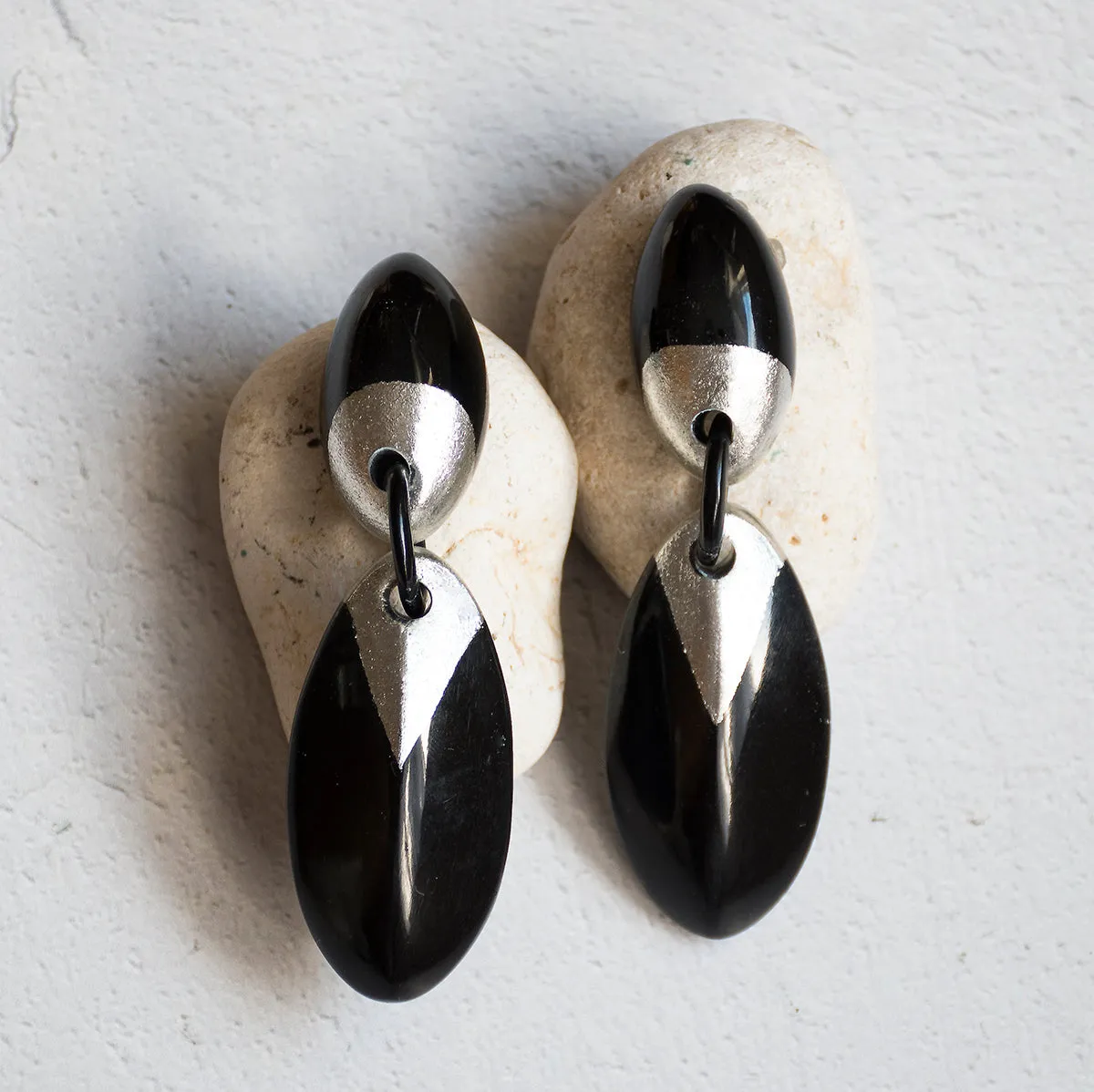 DOULE DROP TUXEDO RESIN EARRINGS.BLACK/SILVER