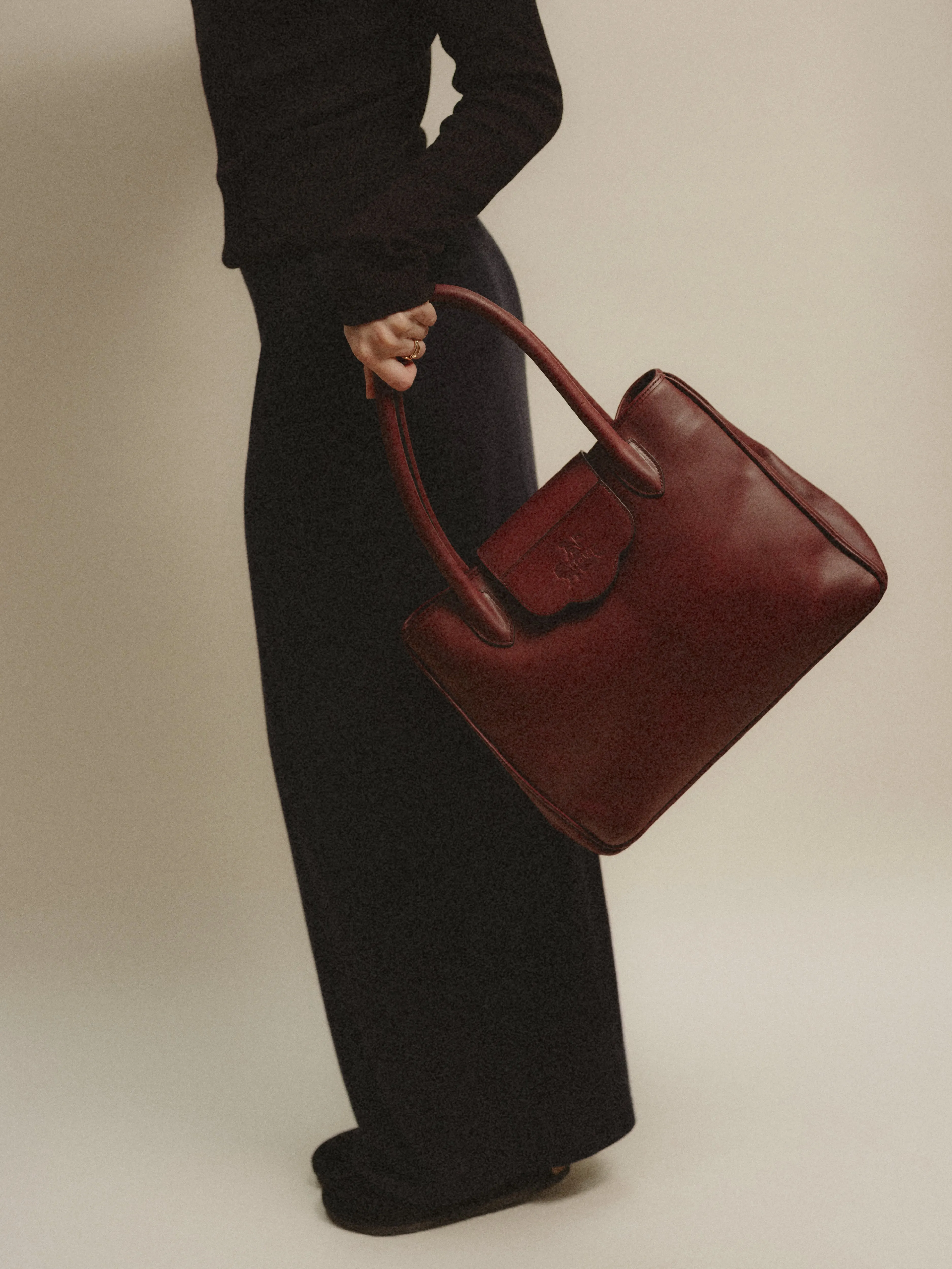 ''...EN SUISSE'' IN BURGUNDY RED (L)