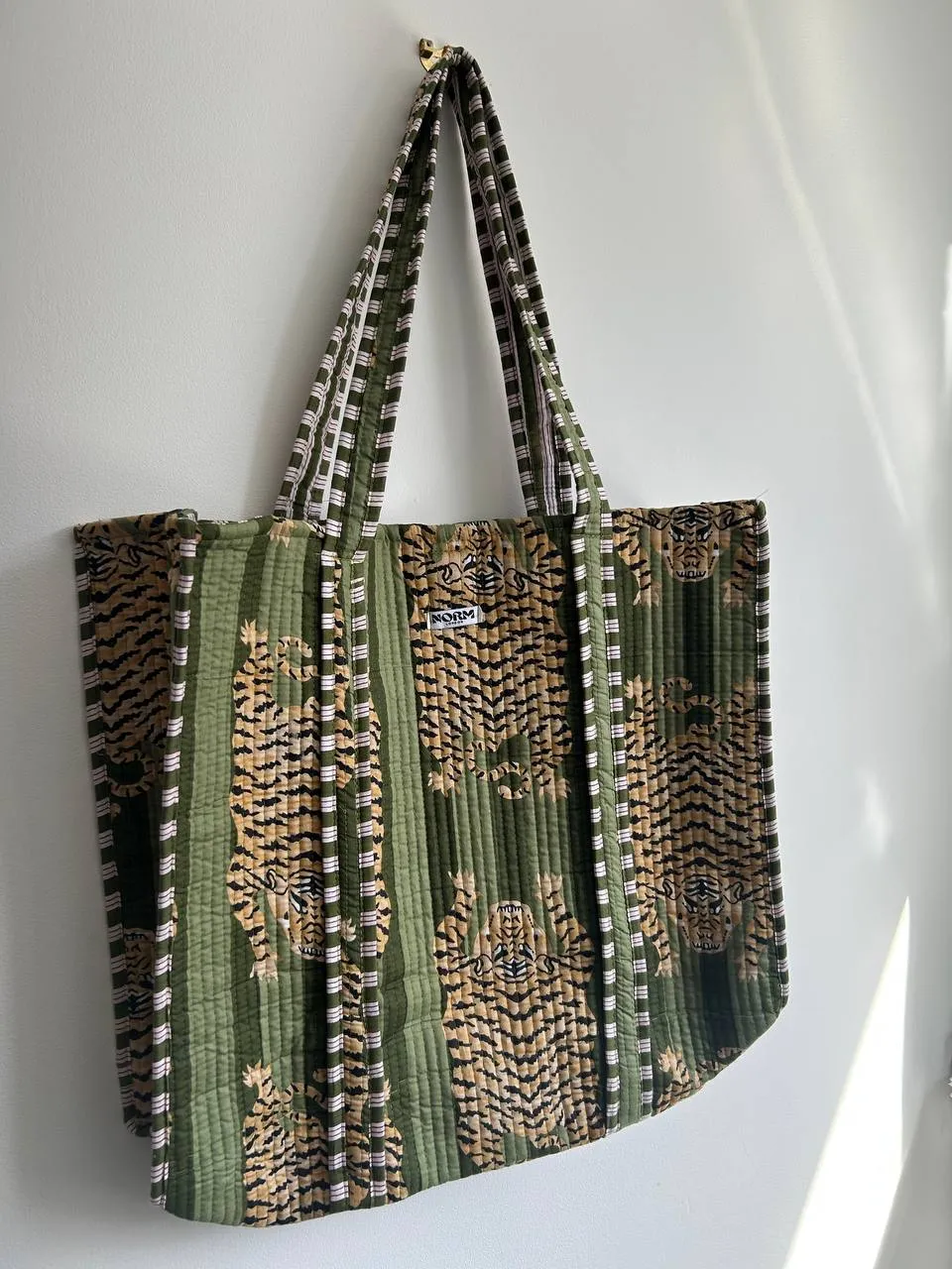Green tiger Tote bag