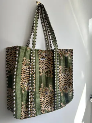 Green tiger Tote bag