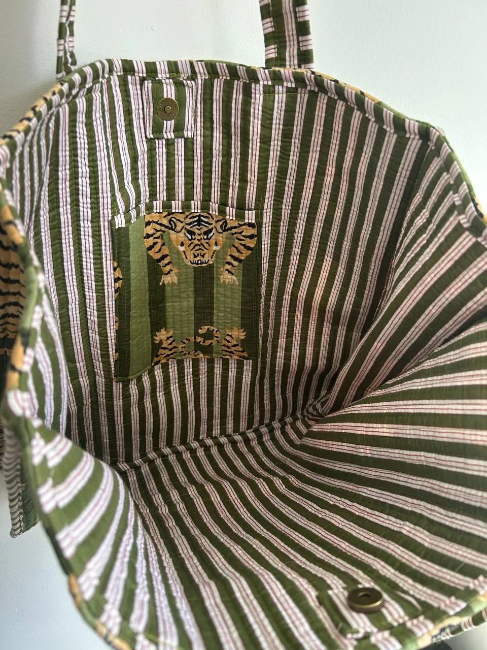 Green tiger Tote bag