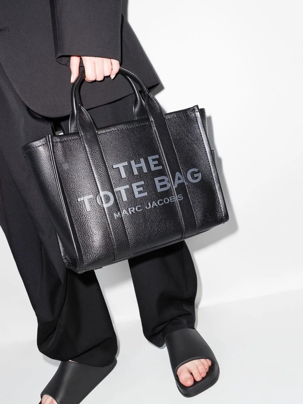 The tote bag medium leather tote