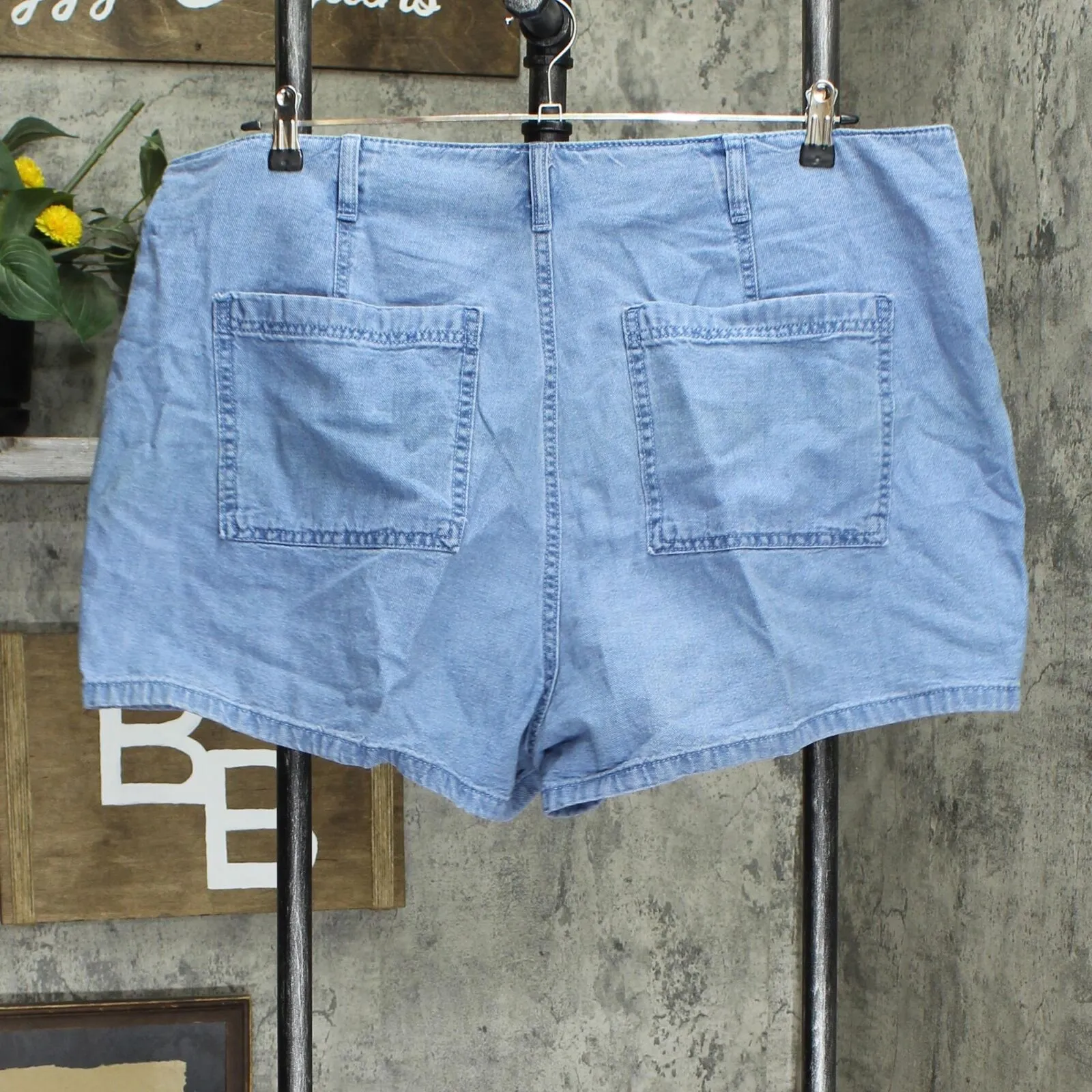 Universal Thread Women's Plus Size High-Rise Cargo Midi Shorts